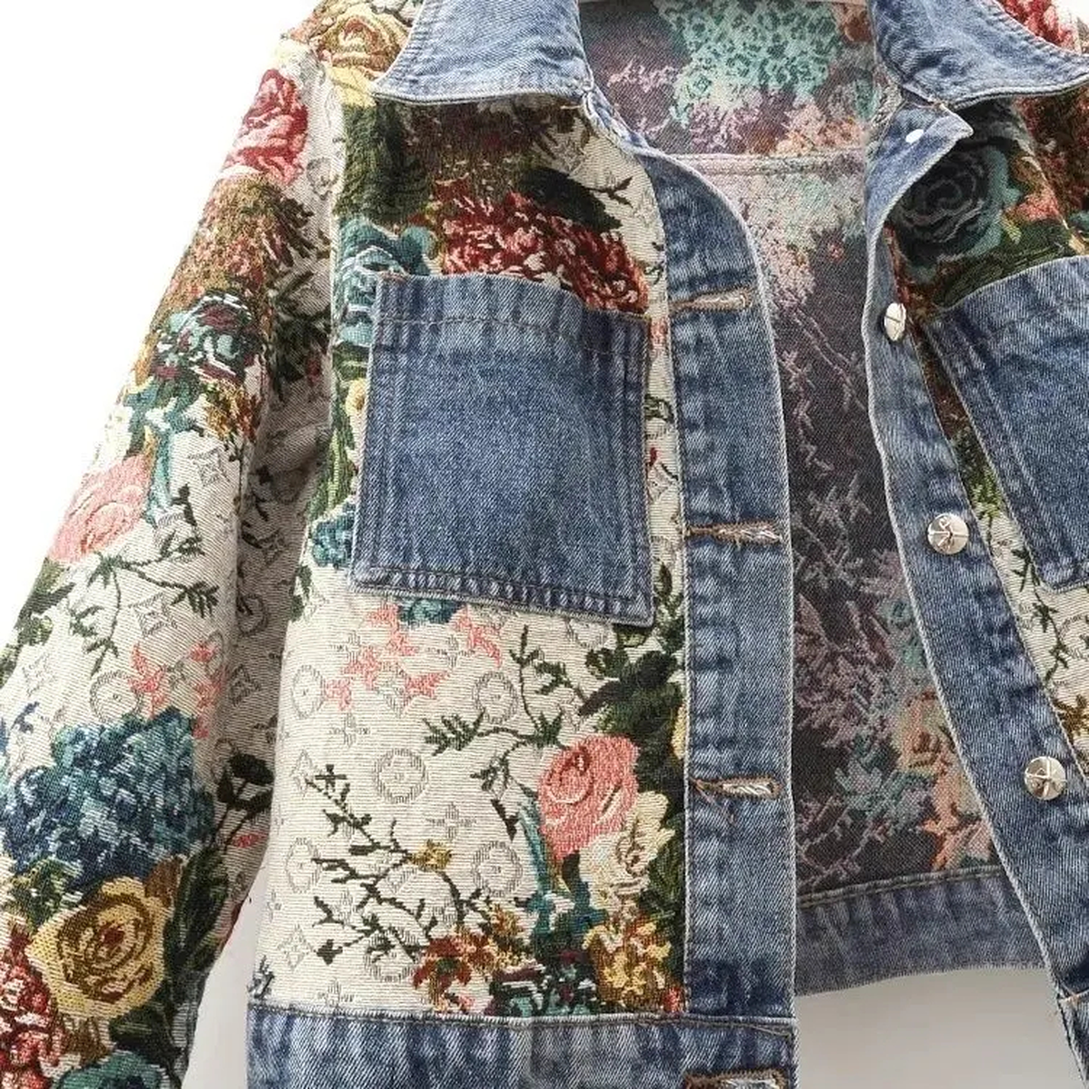 Chaqueta de mezclilla con diseño floral de parches