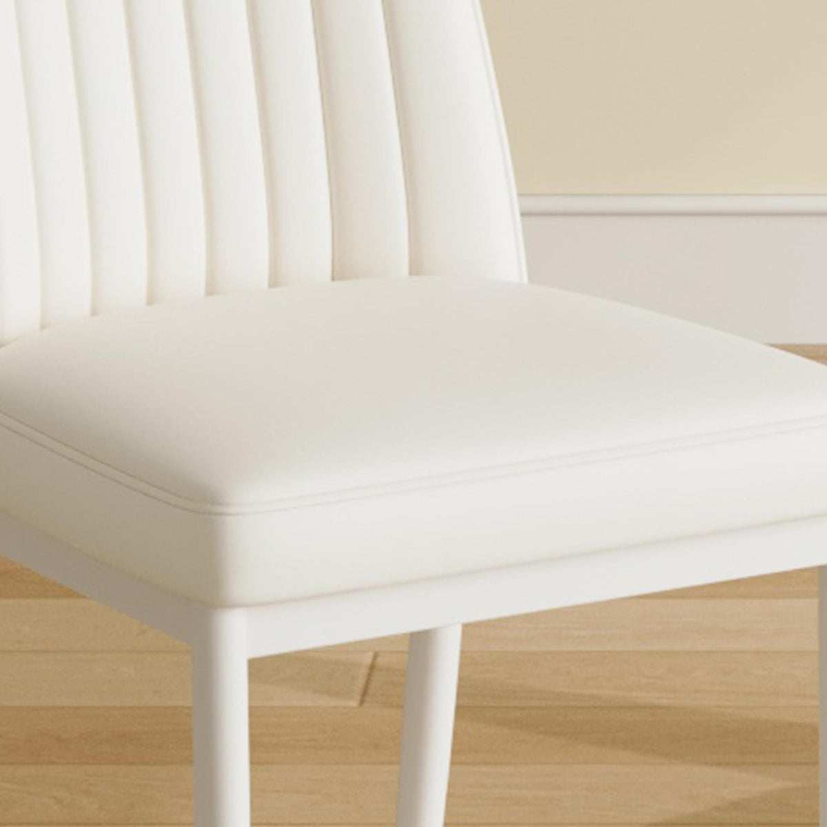 Un juego de 4 sillas de comedor, asientos con respaldo alto de material de PU y patas resistentes, adecuadas para restaurantes, cocinas y salas de estar.