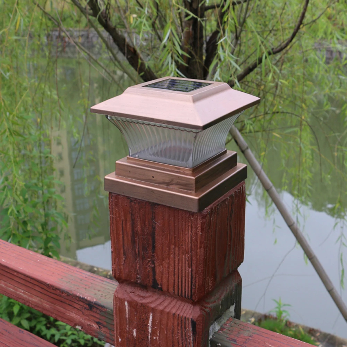 Luz solar para poste con acabado en bronce