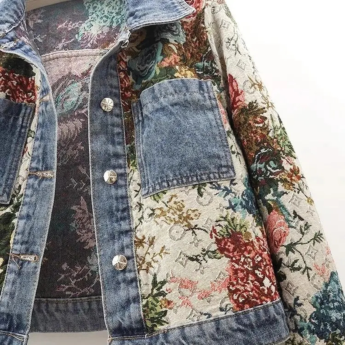 Chaqueta de mezclilla con diseño floral de parches