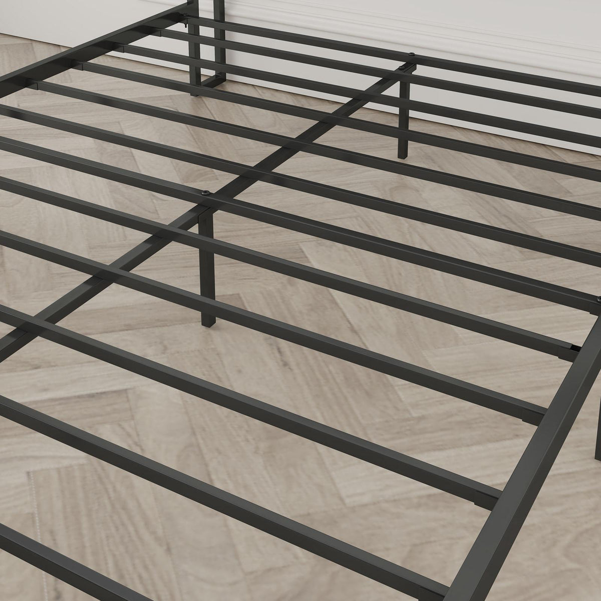 Estructura de cama matrimonial de metal con cabecera de carga.