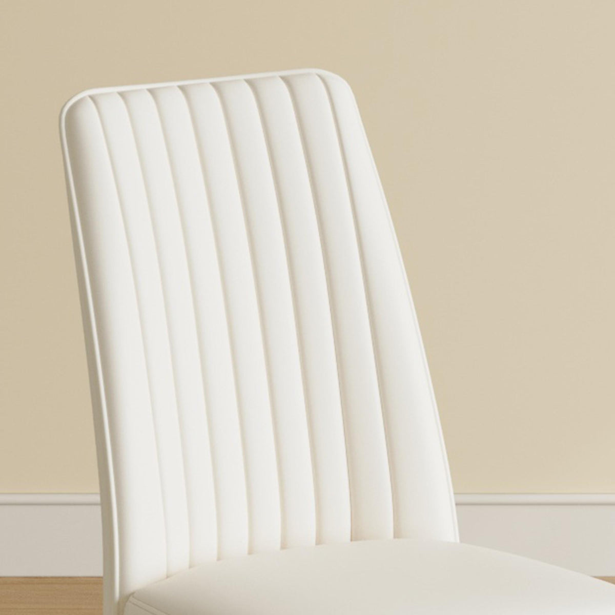 Un juego de 4 sillas de comedor, asientos con respaldo alto de material de PU y patas resistentes, adecuadas para restaurantes, cocinas y salas de estar.